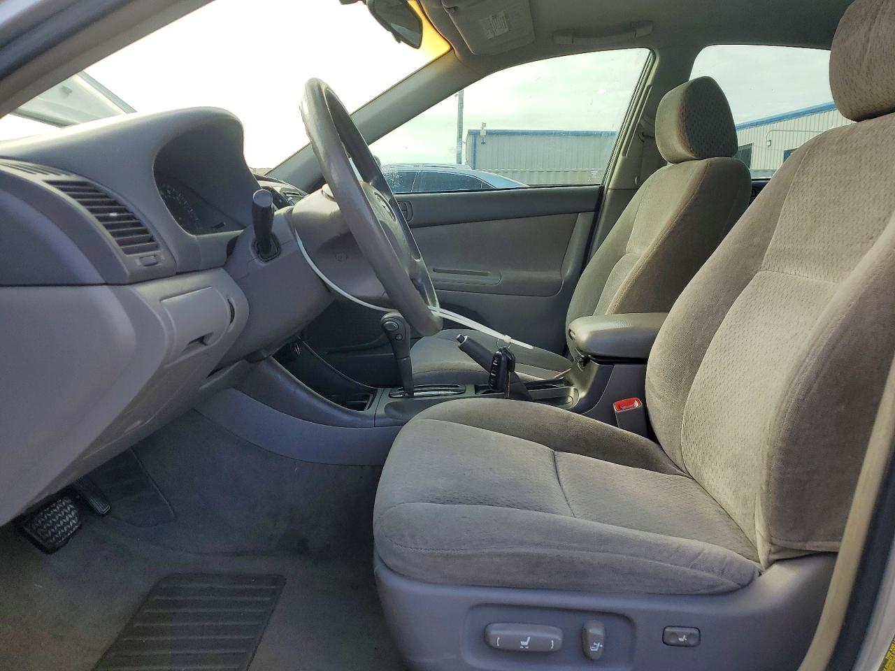 2004 TOYOTA CAMRY LE photo 19