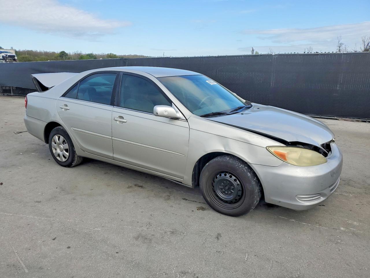2004 TOYOTA CAMRY LE photo 10