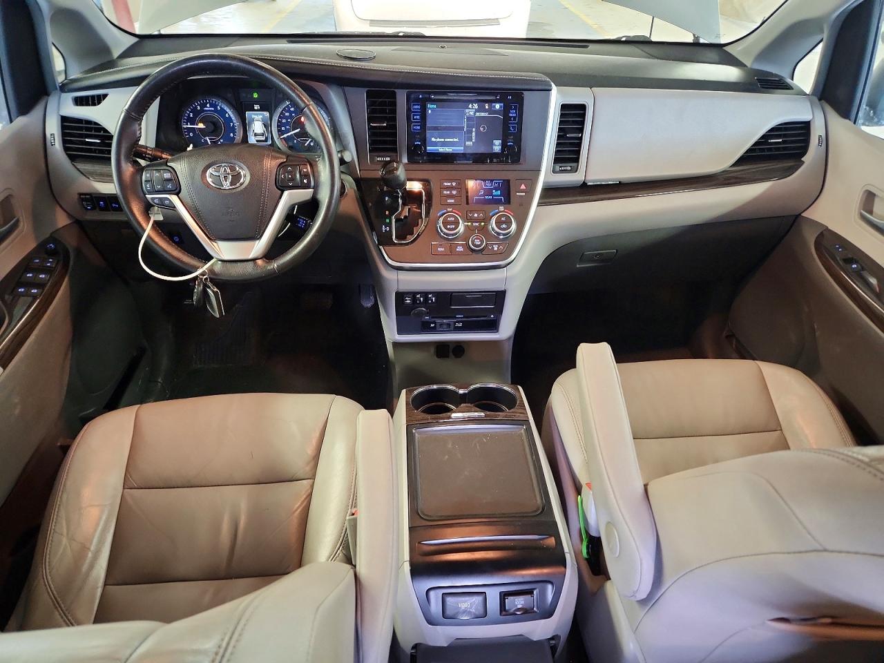 2016 TOYOTA SIENNA XLE PREMIUM 7-PASSENGER photo 8