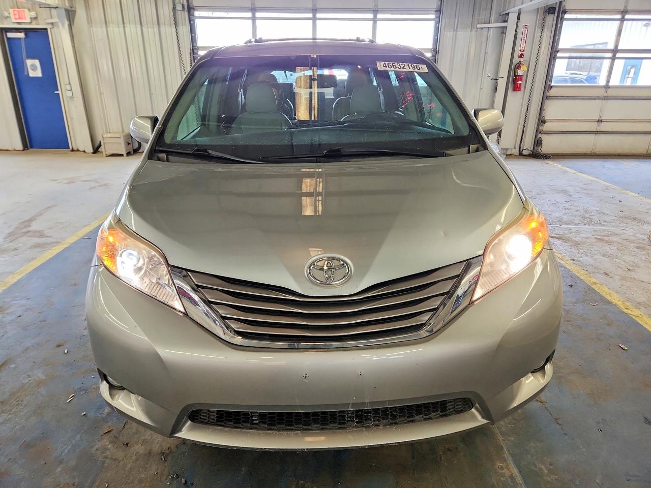 2016 TOYOTA SIENNA XLE PREMIUM 7-PASSENGER photo 5