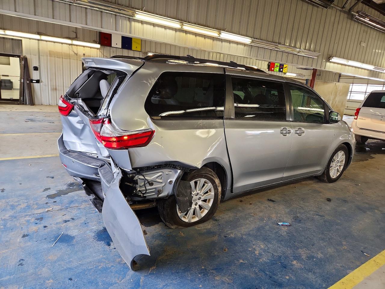 2016 TOYOTA SIENNA XLE PREMIUM 7-PASSENGER photo 3