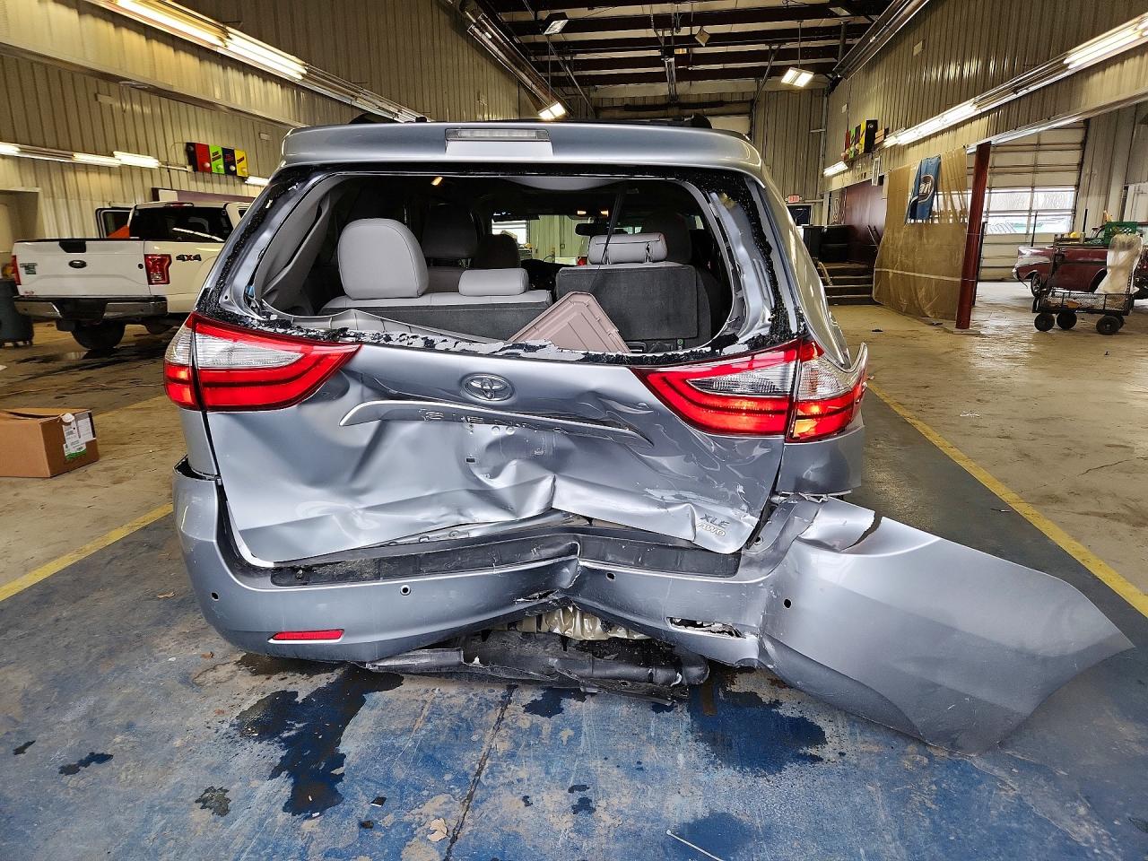 2016 TOYOTA SIENNA XLE PREMIUM 7-PASSENGER photo 6