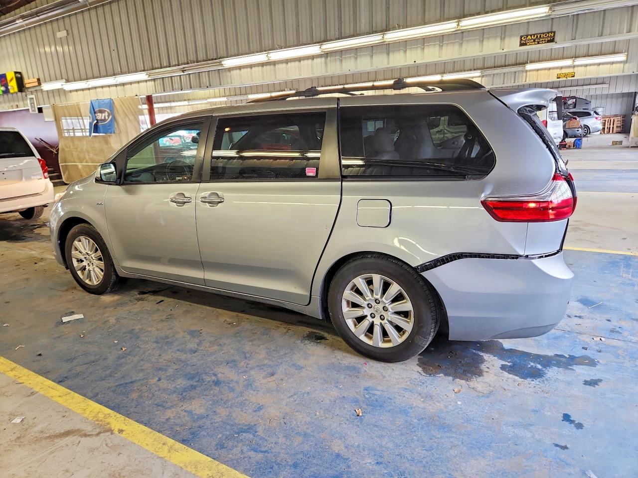 2016 TOYOTA SIENNA XLE PREMIUM 7-PASSENGER photo 2