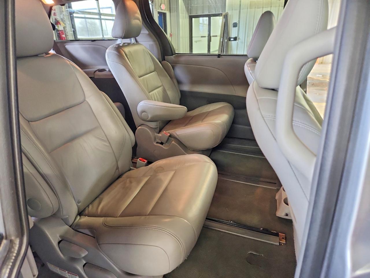 2016 TOYOTA SIENNA XLE PREMIUM 7-PASSENGER photo 11