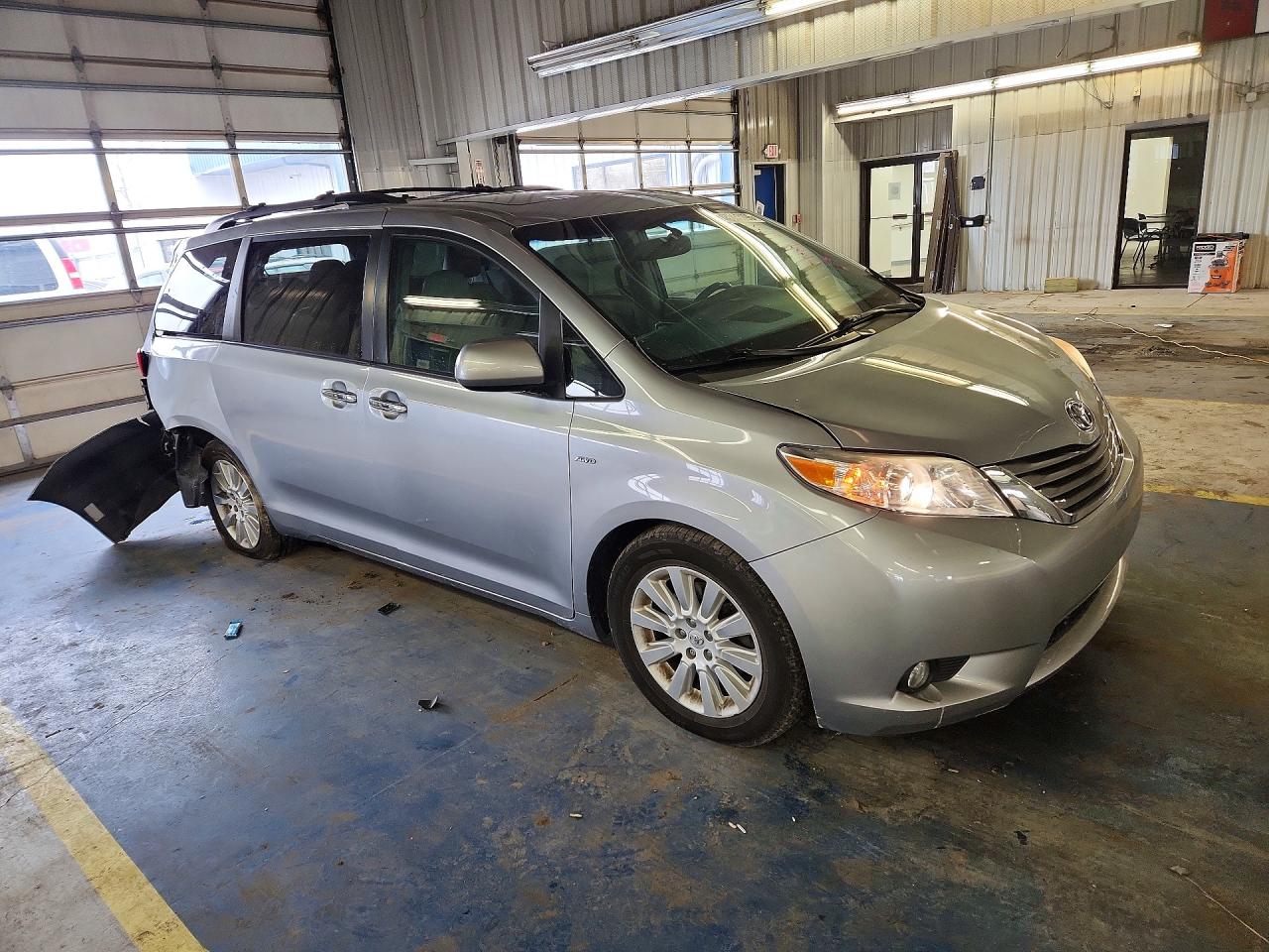 2016 TOYOTA SIENNA XLE PREMIUM 7-PASSENGER photo 4