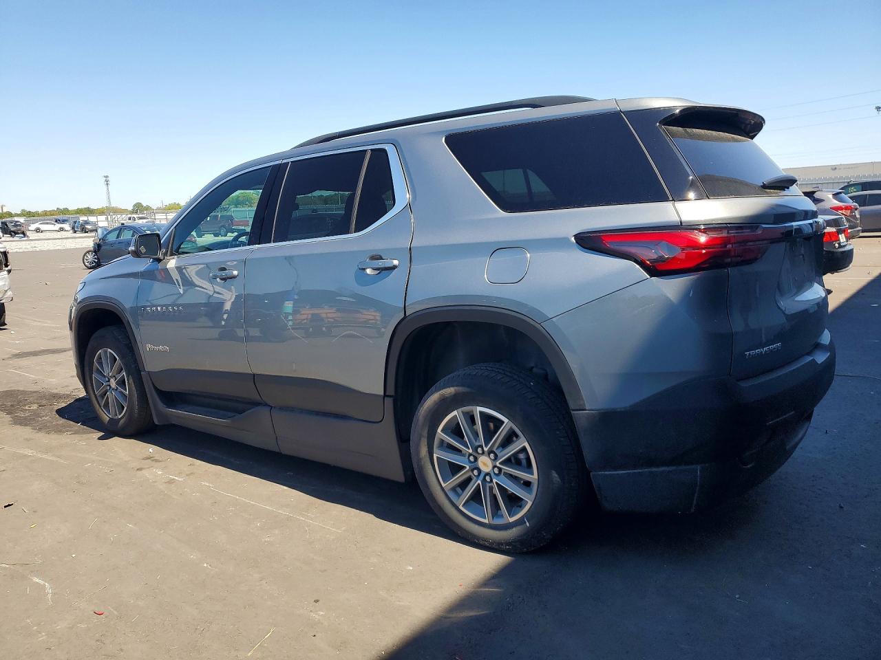 2023 CHEVROLET TRAVERSE LT photo 3