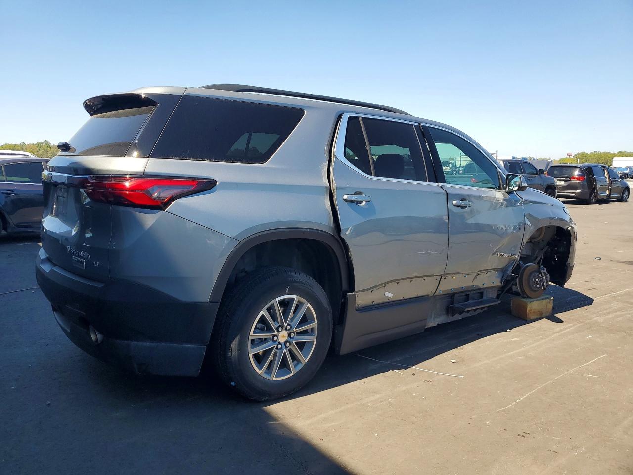 2023 CHEVROLET TRAVERSE LT photo 5