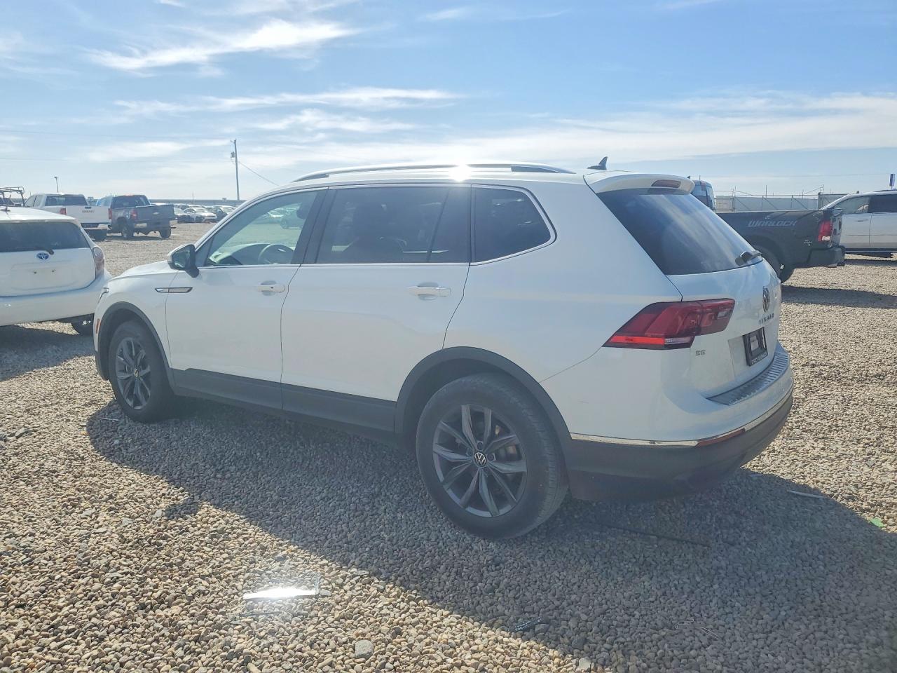2024 VOLKSWAGEN TIGUAN SE photo 3