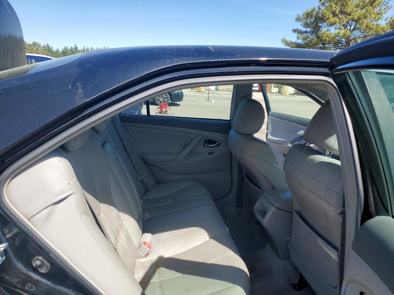 2011 TOYOTA CAMRY LE photo 19