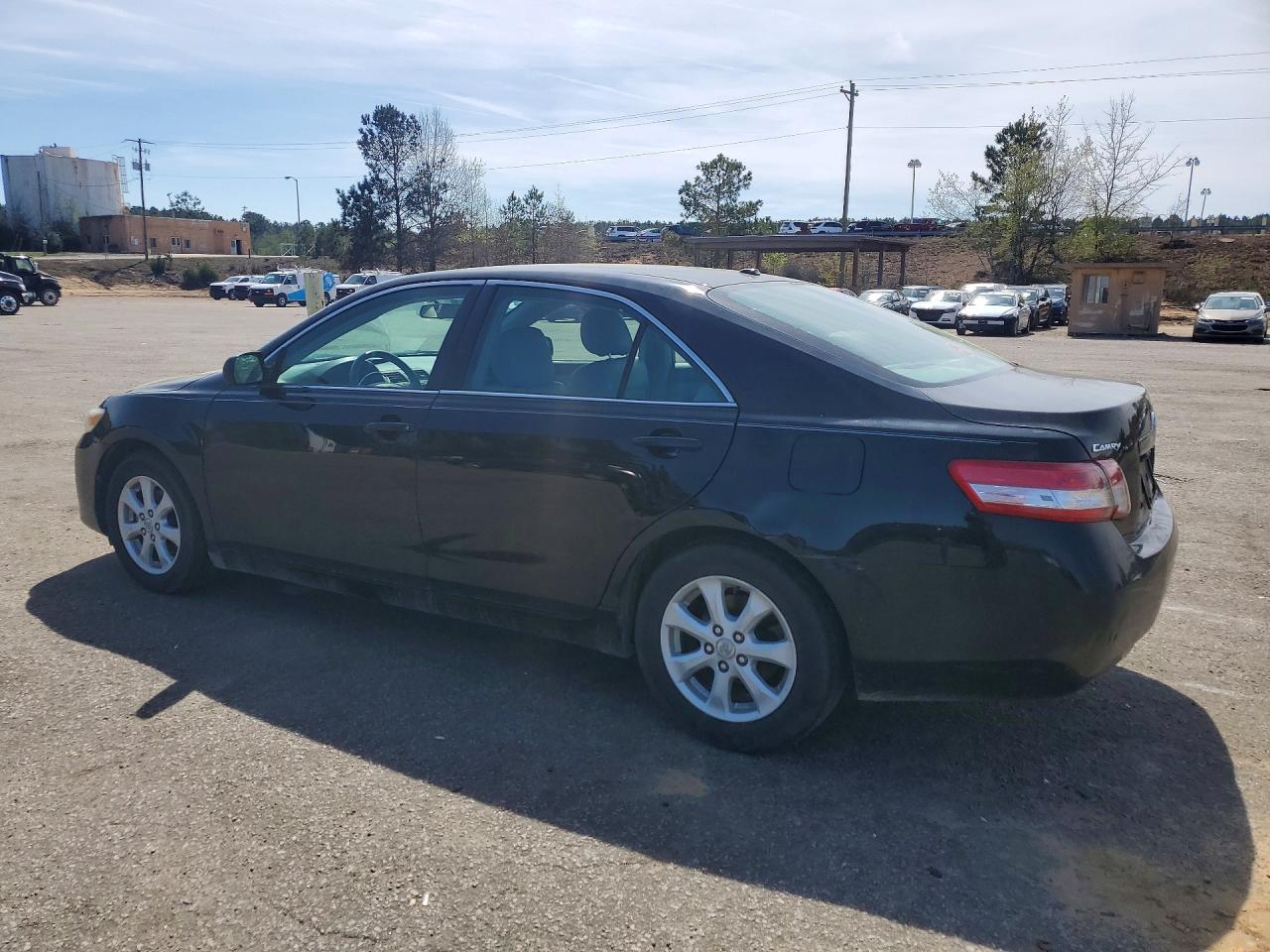 2011 TOYOTA CAMRY LE photo 3