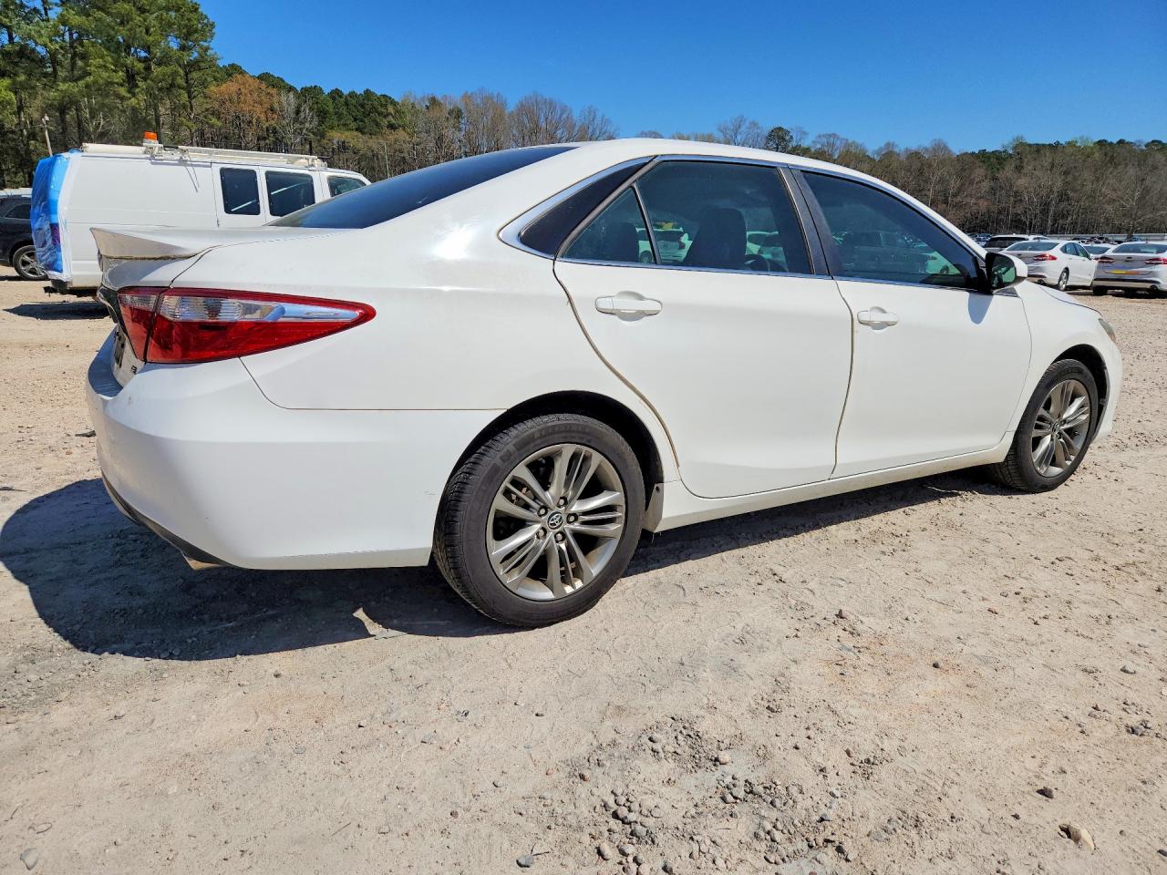 2016 TOYOTA CAMRY SE photo 3