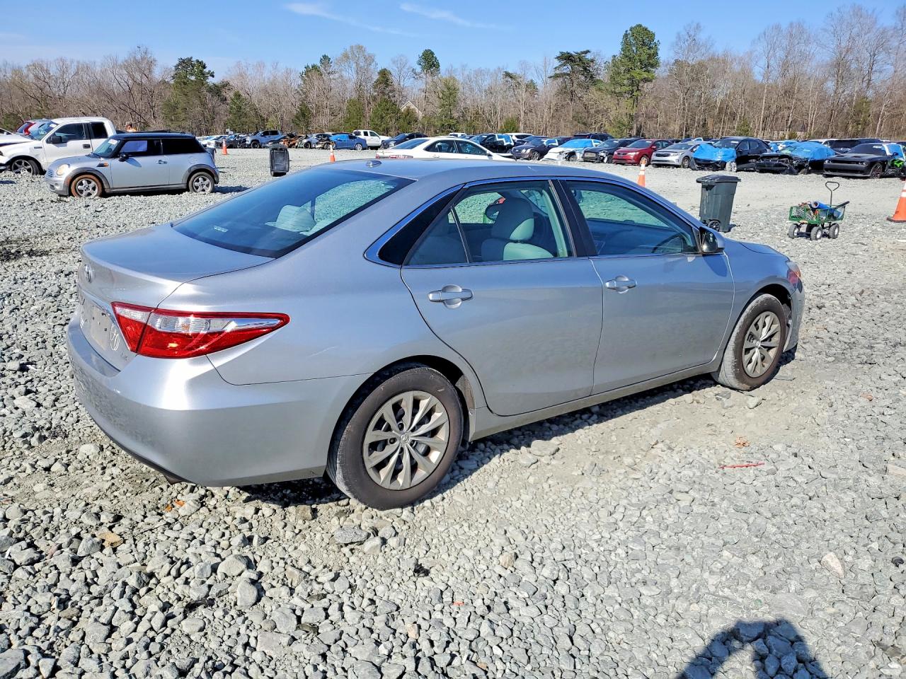 2016 TOYOTA CAMRY LE photo 3