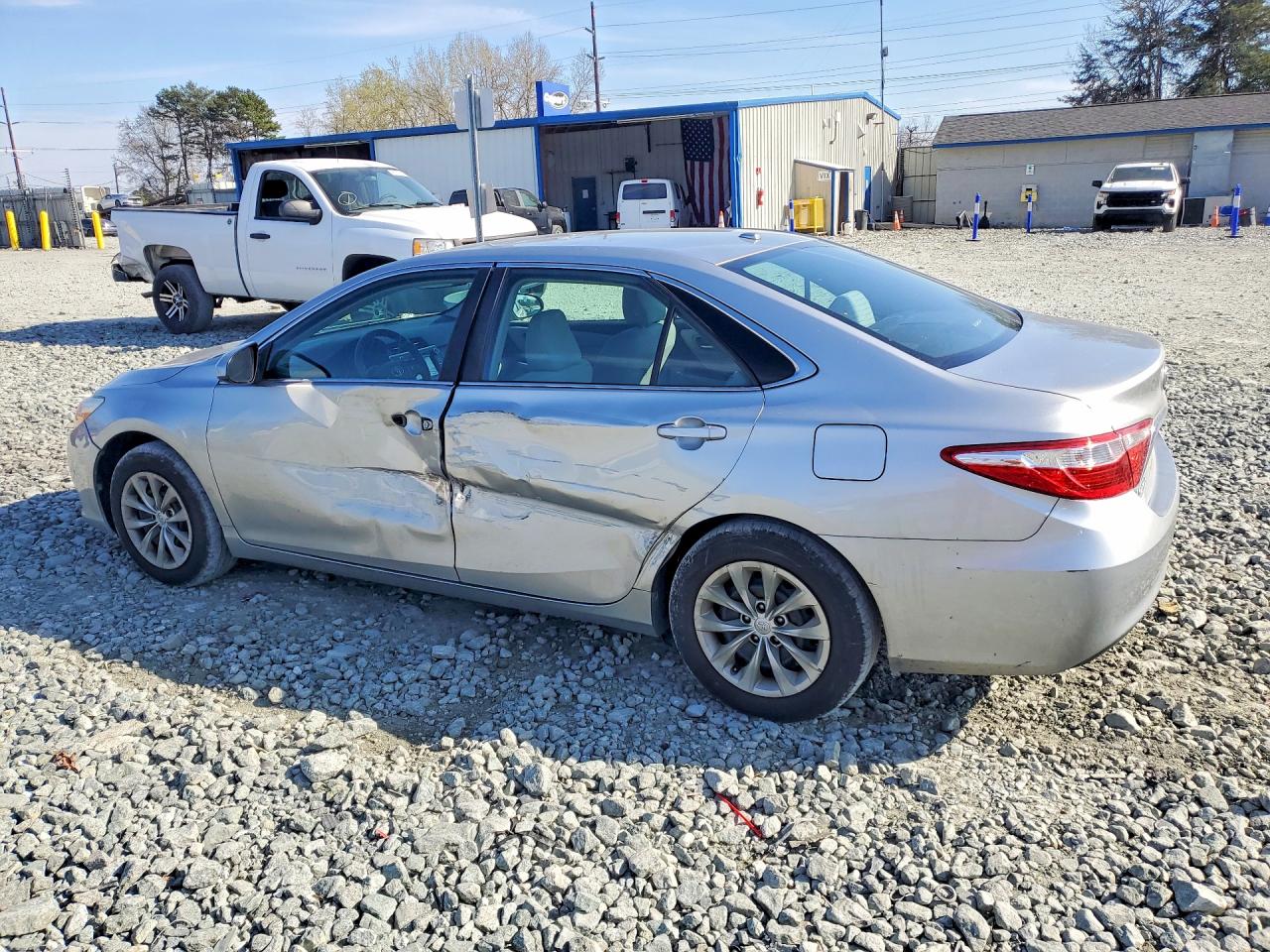 2016 TOYOTA CAMRY LE photo 2