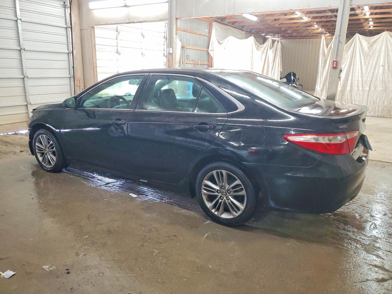 2015 TOYOTA CAMRY SE photo 2