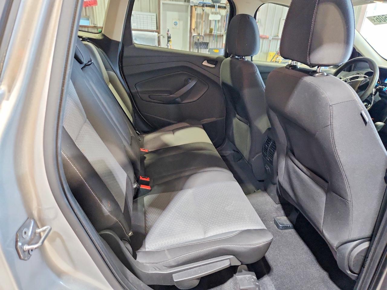 2017 FORD ESCAPE SE photo 21