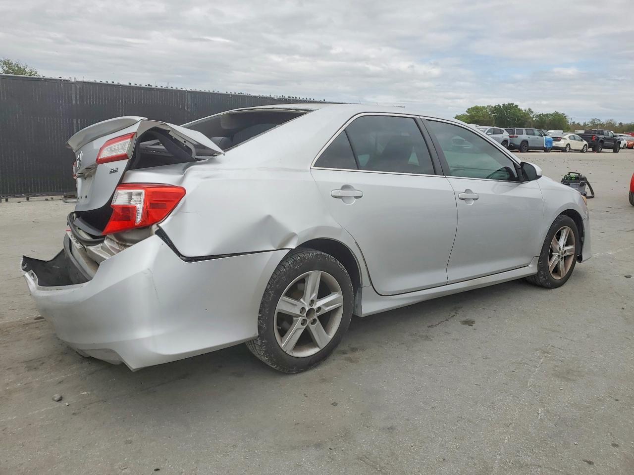 2013 TOYOTA CAMRY SE photo 5