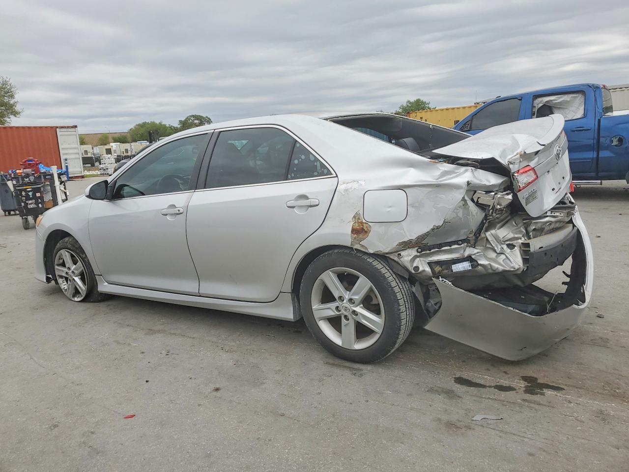 2013 TOYOTA CAMRY SE photo 3