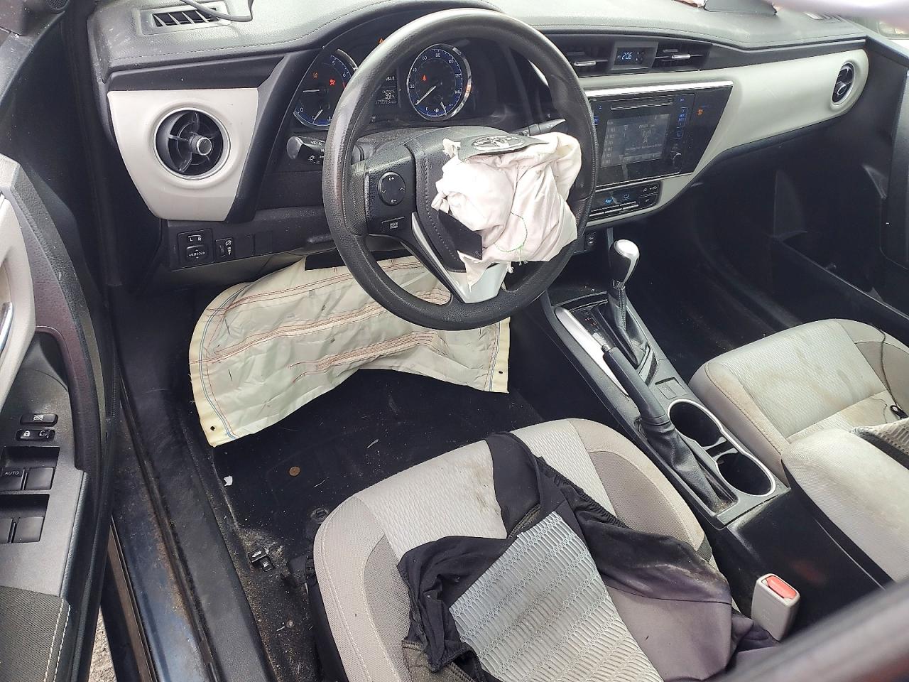 2018 TOYOTA COROLLA LE photo 8