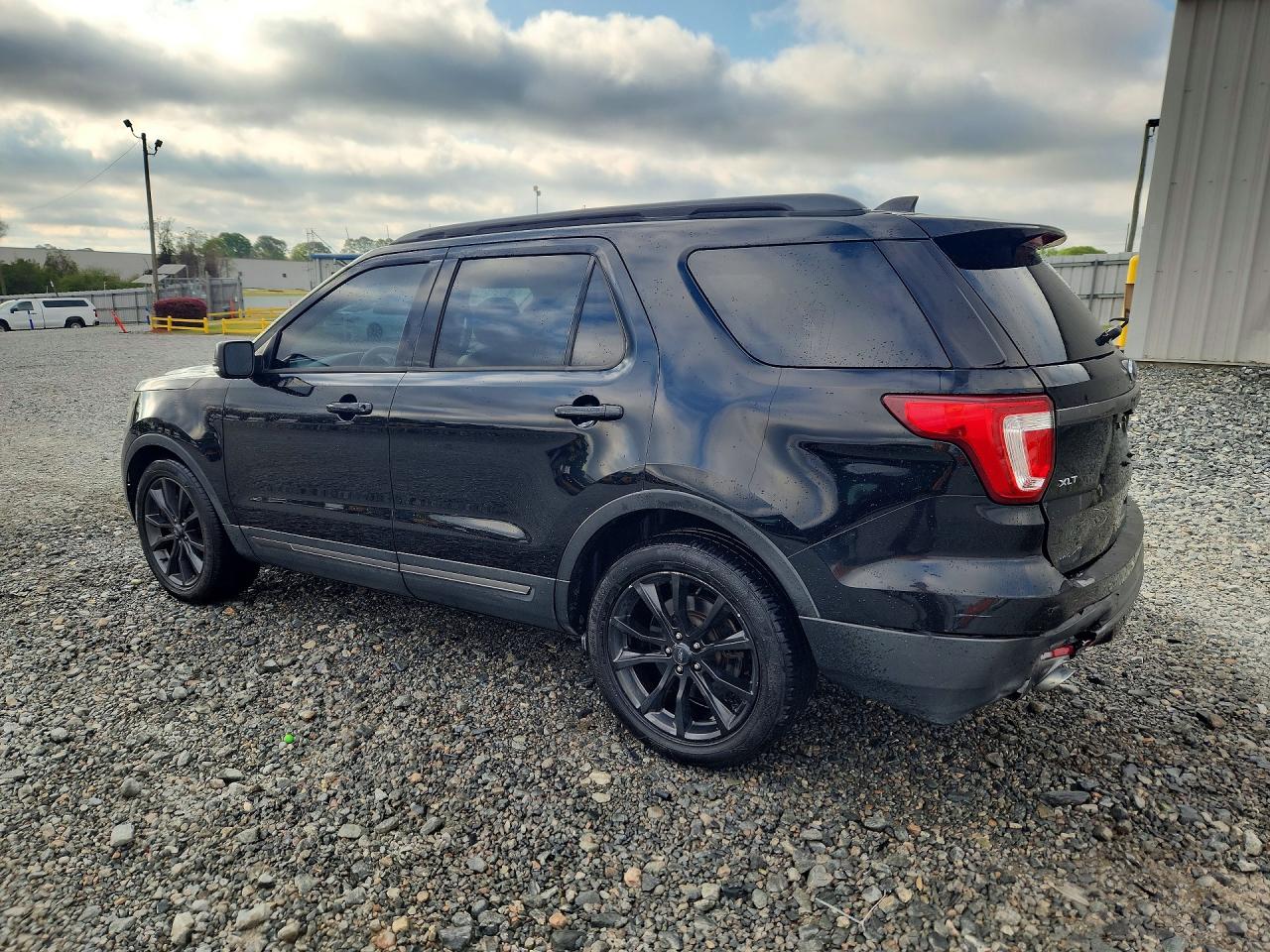 2017 FORD EXPLORER XLT photo 3