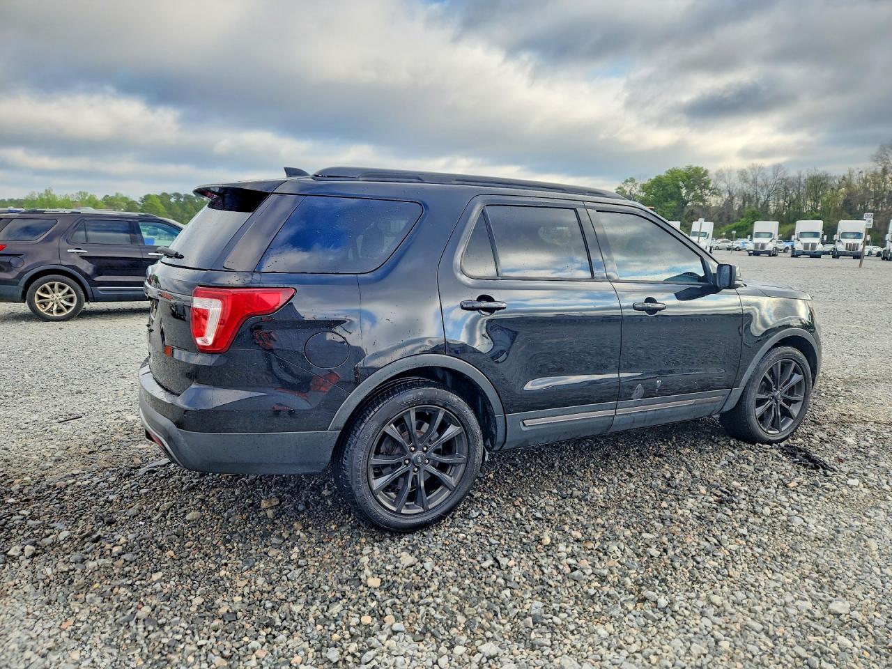 2017 FORD EXPLORER XLT photo 5