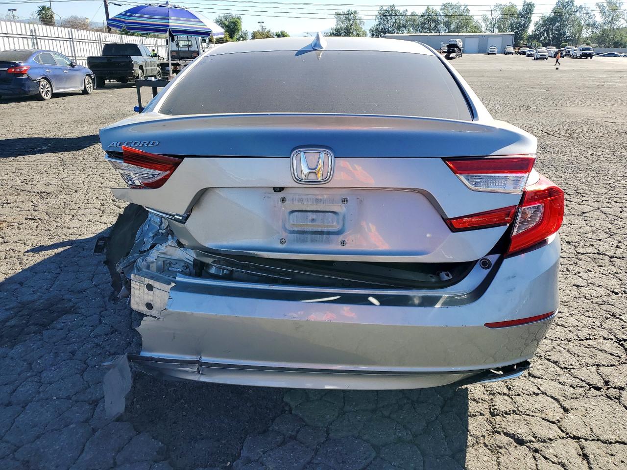 2018 HONDA ACCORD photo 11