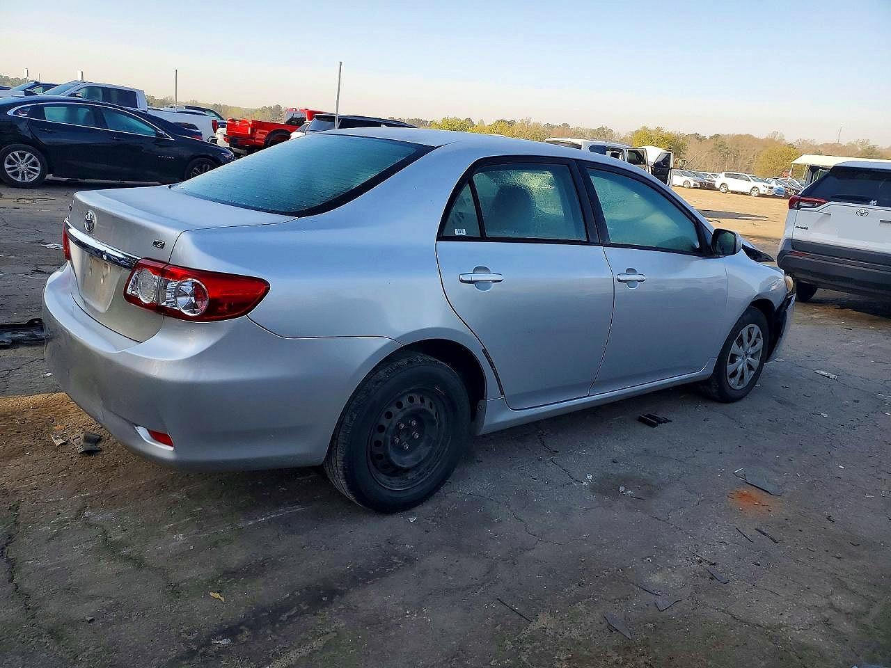 2011 TOYOTA COROLLA LE photo 3