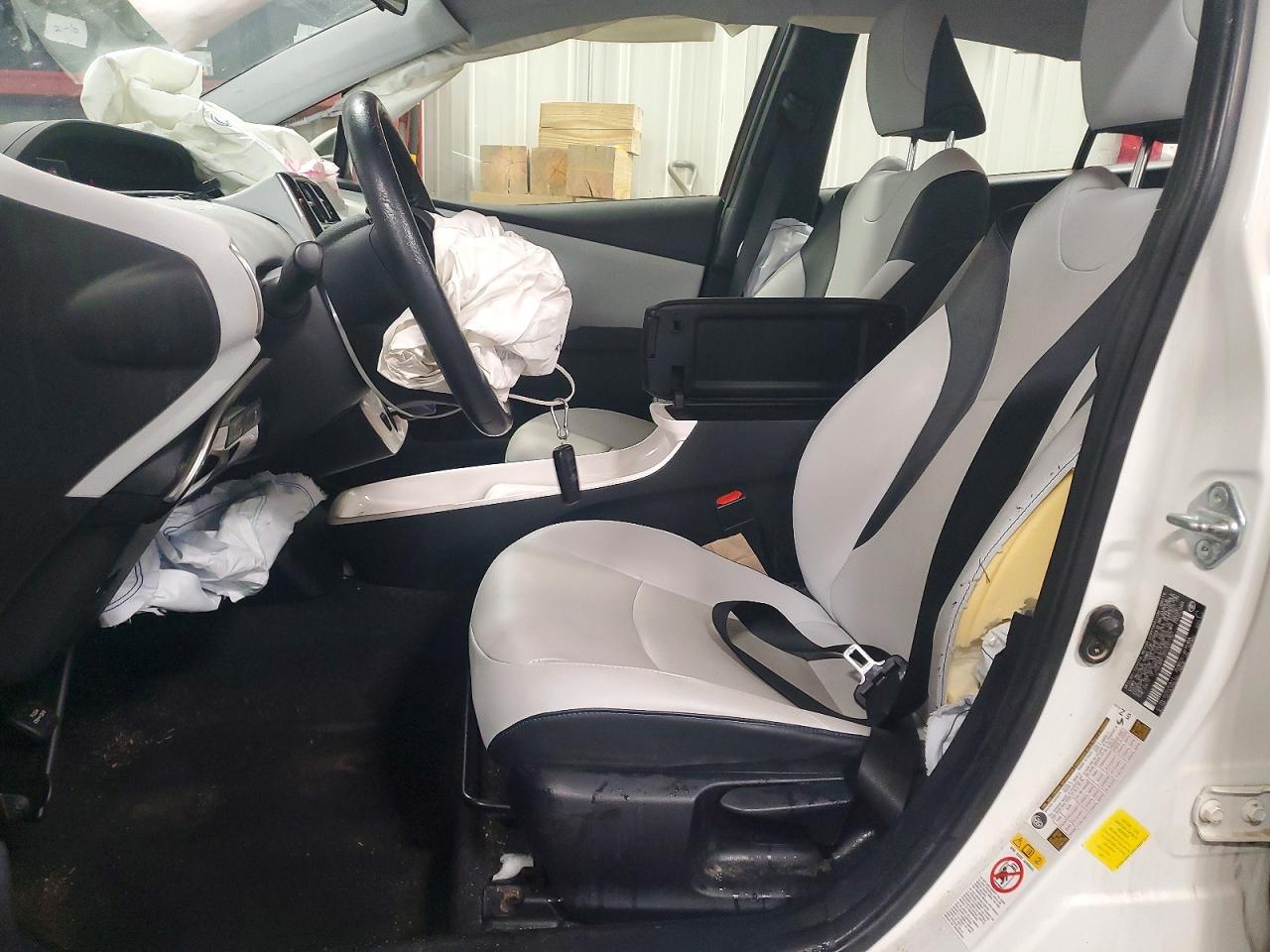 2016 TOYOTA PRIUS THREE TOURING photo 19