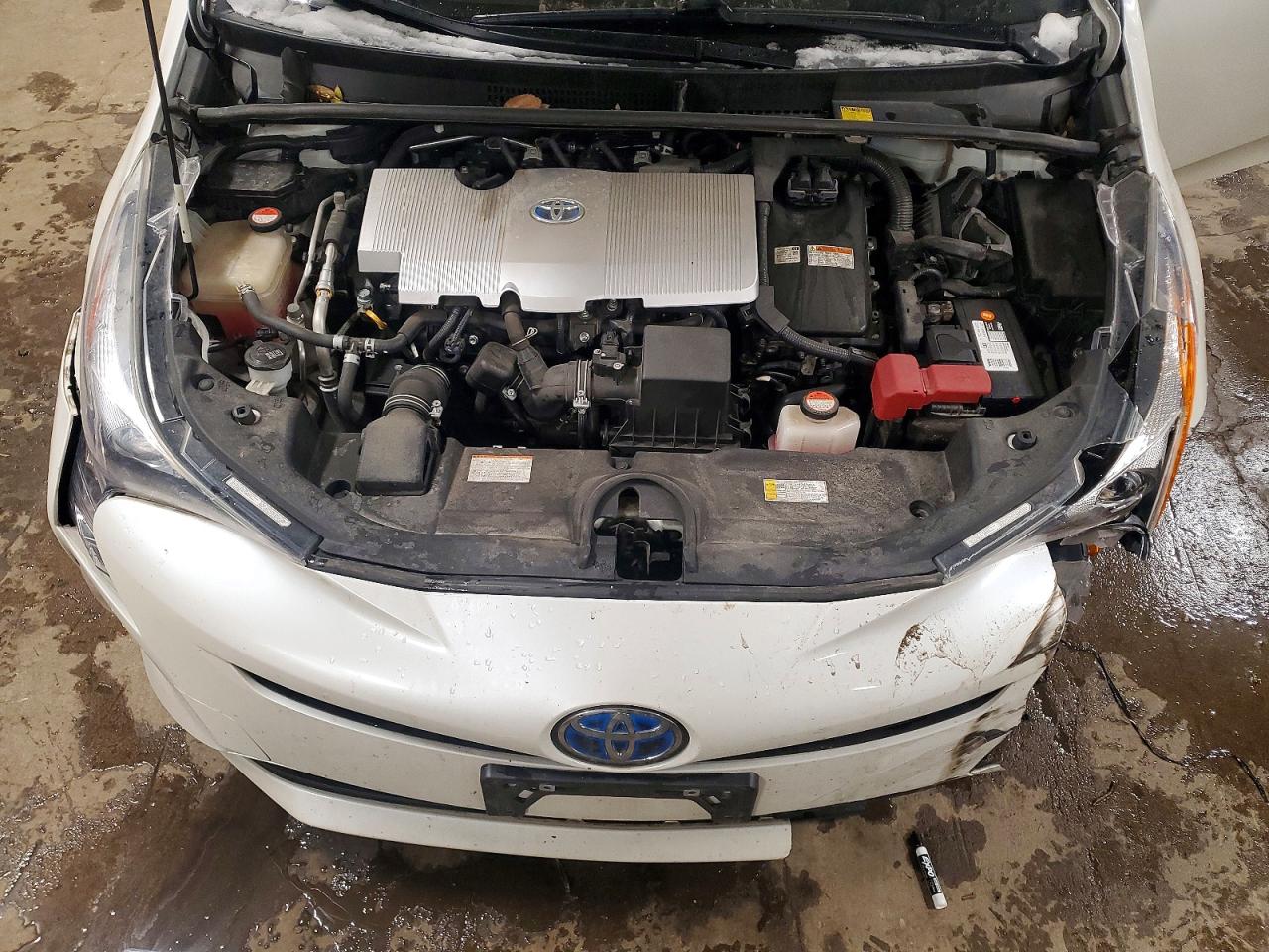 2016 TOYOTA PRIUS THREE TOURING photo 31