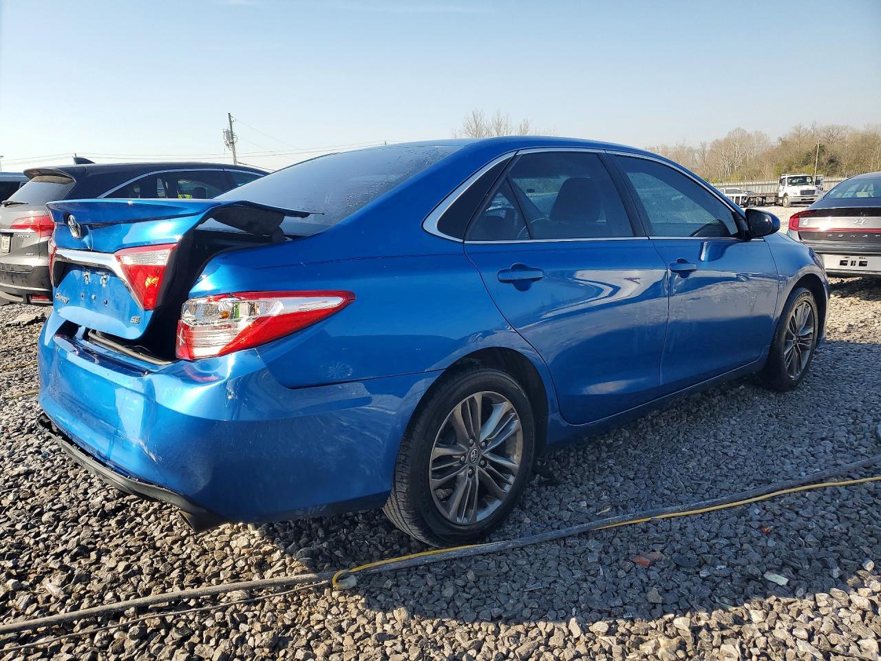 2017 TOYOTA CAMRY SE photo 3