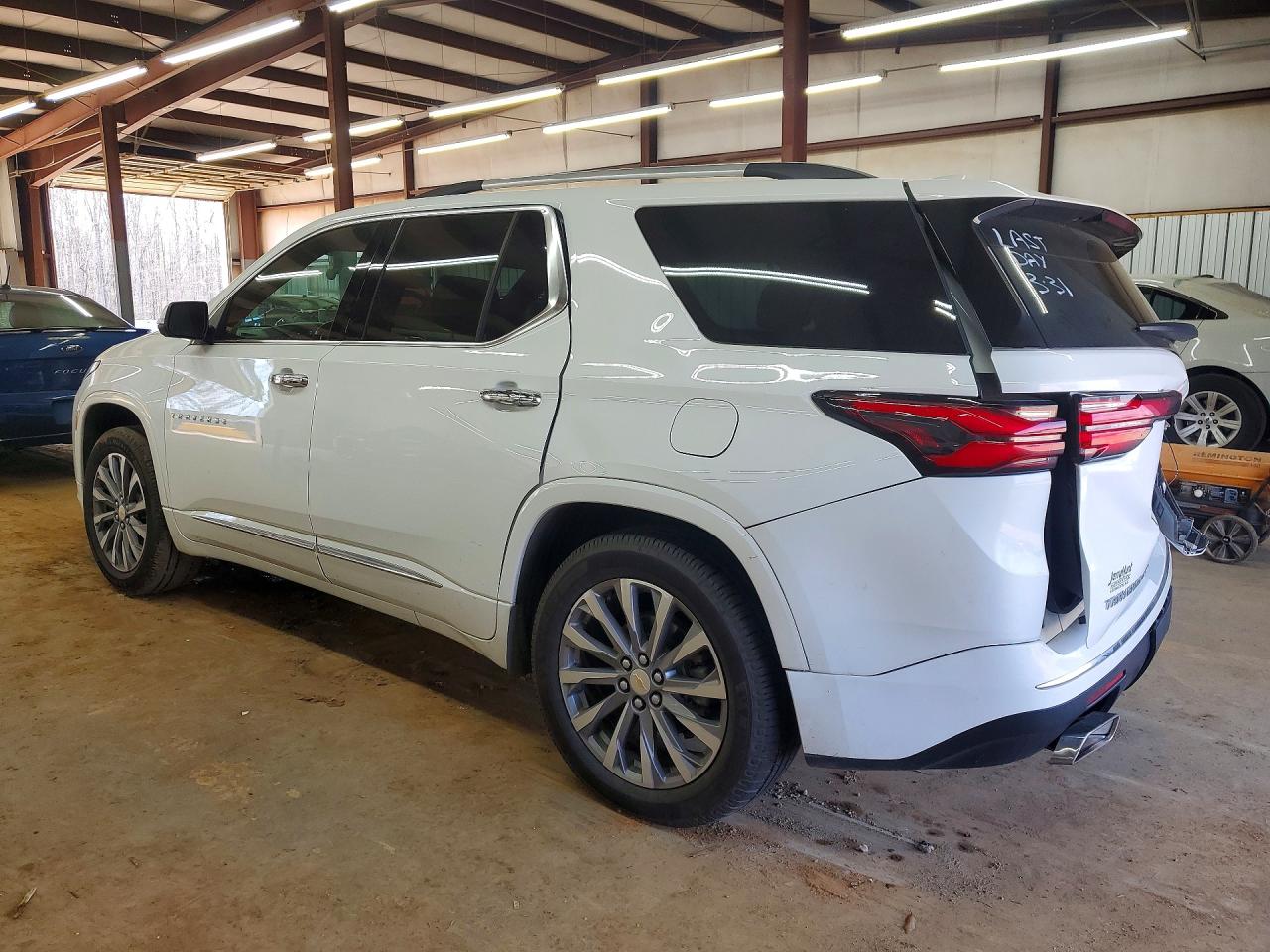 2023 CHEVROLET TRAVERSE PREMIER photo 2