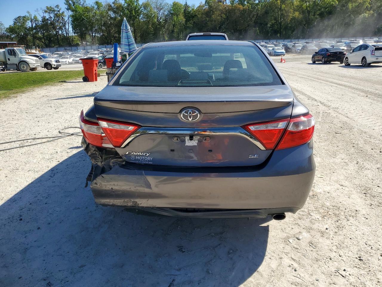 2016 TOYOTA CAMRY SE photo 16