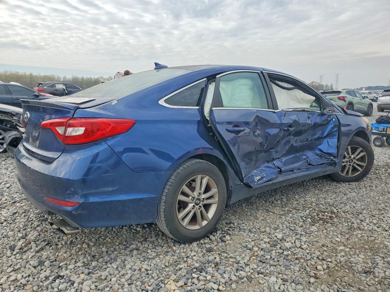 2017 HYUNDAI SONATA BASE photo 3