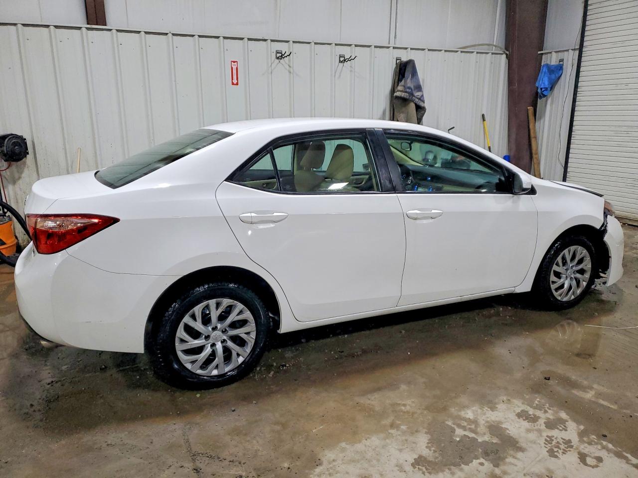 2018 TOYOTA COROLLA LE photo 3