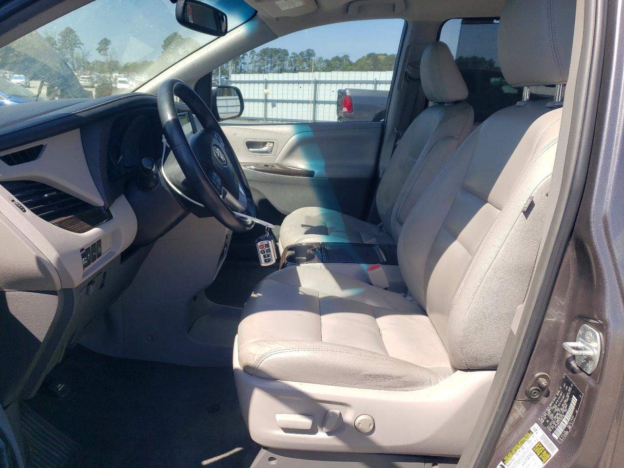 2015 TOYOTA SIENNA XLE 8-PASSENGER photo 13