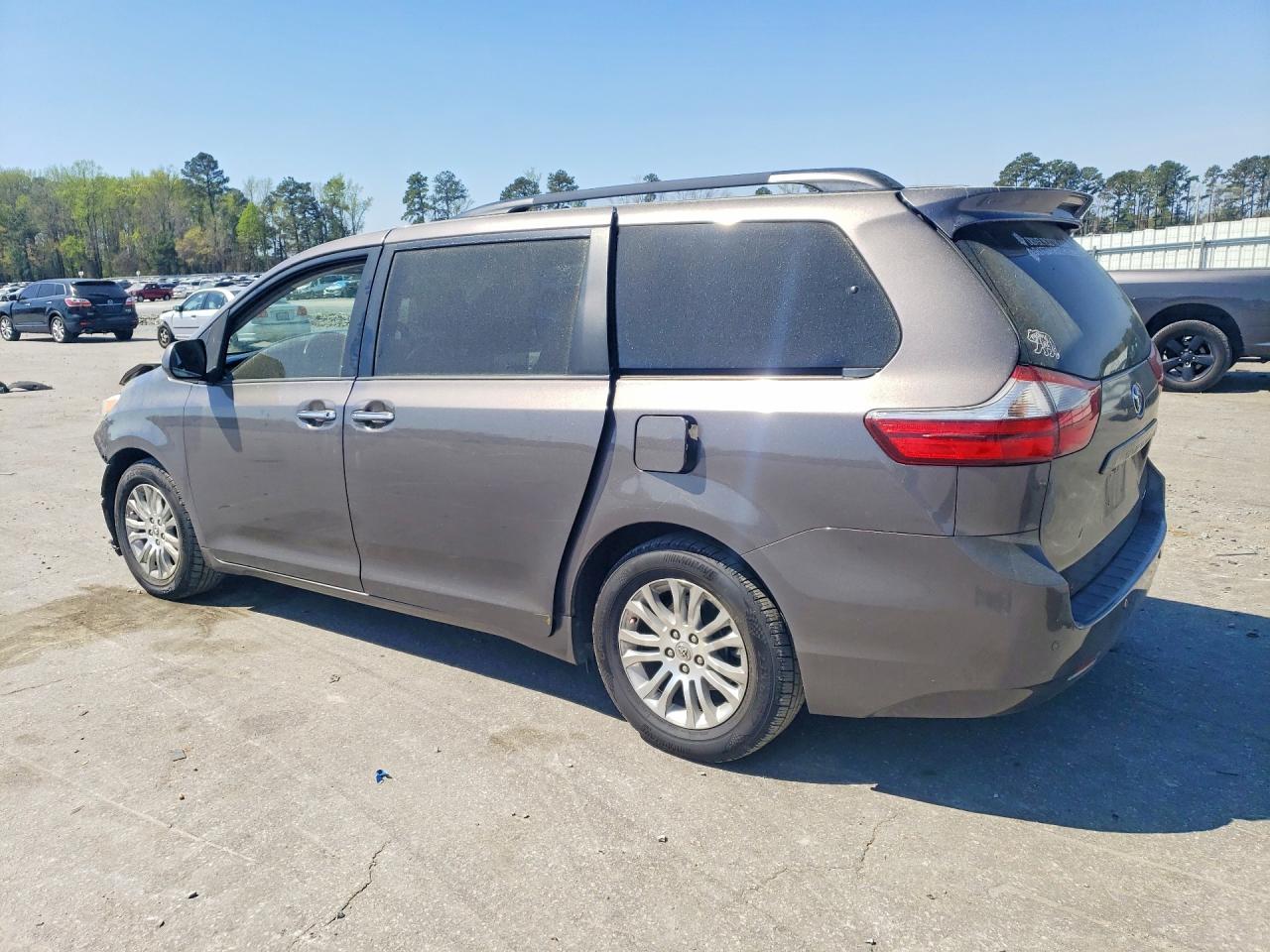 2015 TOYOTA SIENNA XLE 8-PASSENGER photo 3