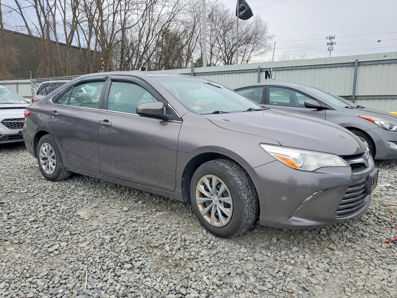 2017 TOYOTA CAMRY LE photo 4