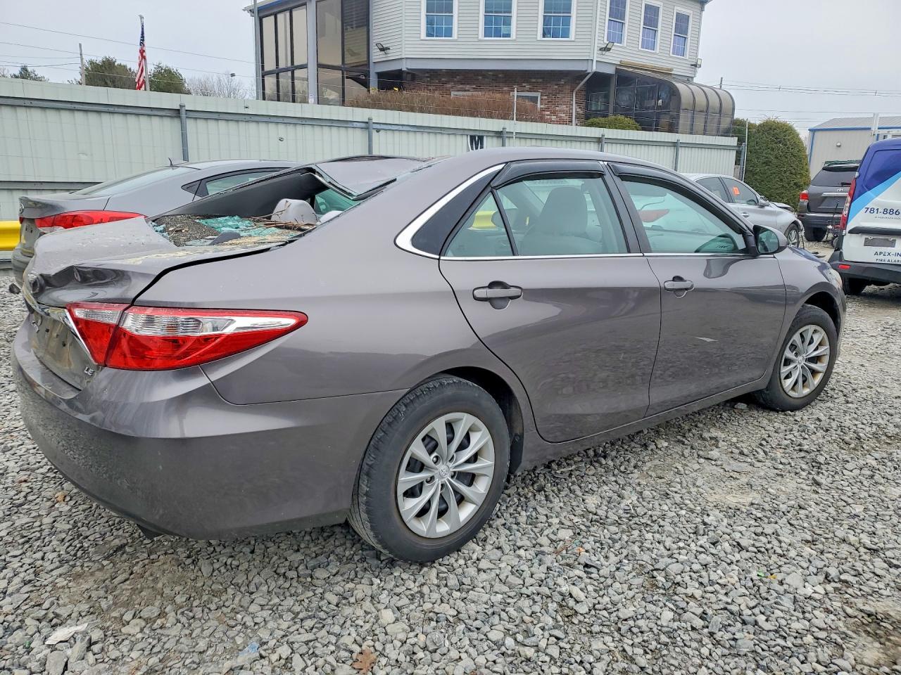 2017 TOYOTA CAMRY LE photo 3