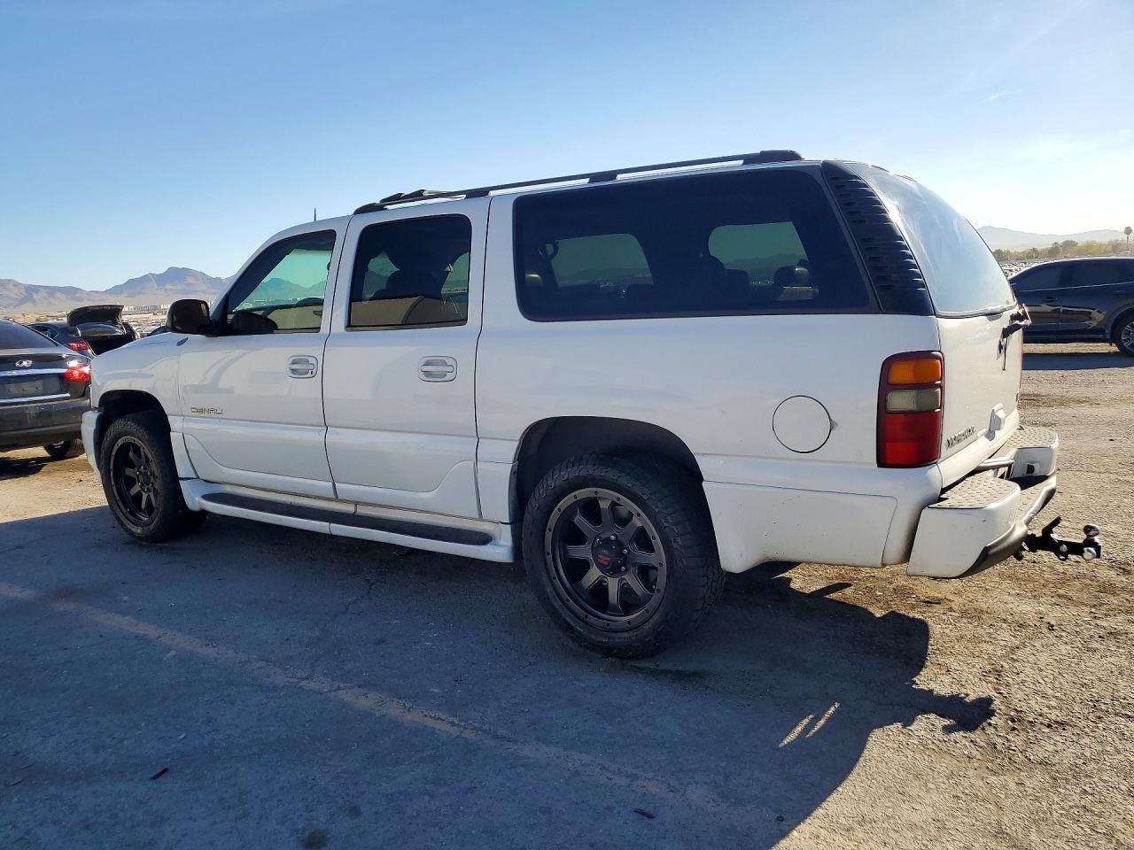 2003 GMC YUKON XL DENALI photo 3