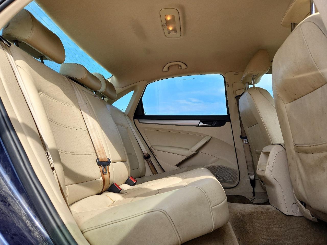 2015 VOLKSWAGEN PASSAT S photo 28