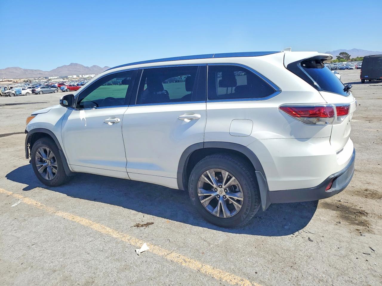 2014 TOYOTA HIGHLANDER XLE photo 2