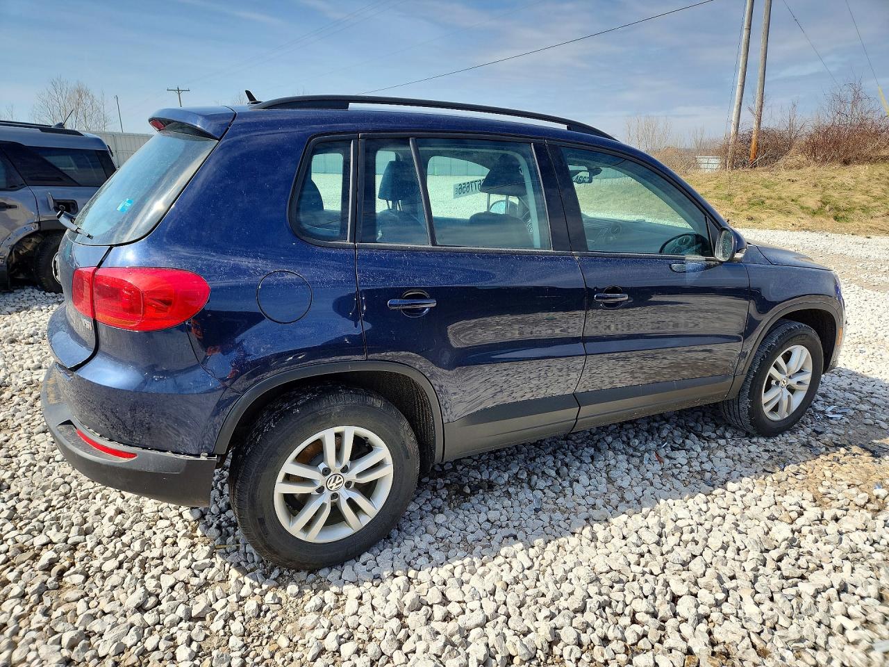 2016 VOLKSWAGEN TIGUAN S photo 3