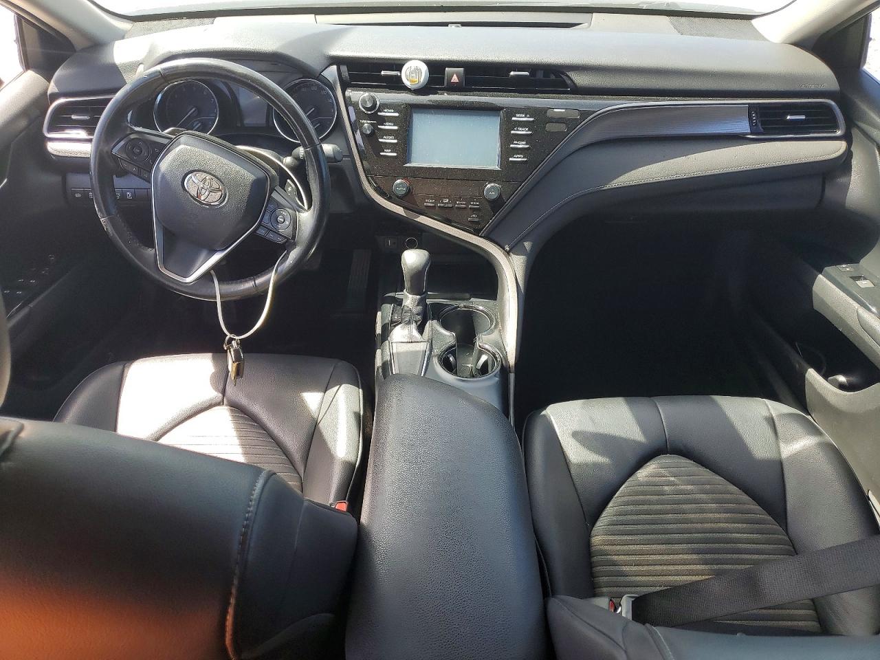 2019 TOYOTA CAMRY SE photo 8