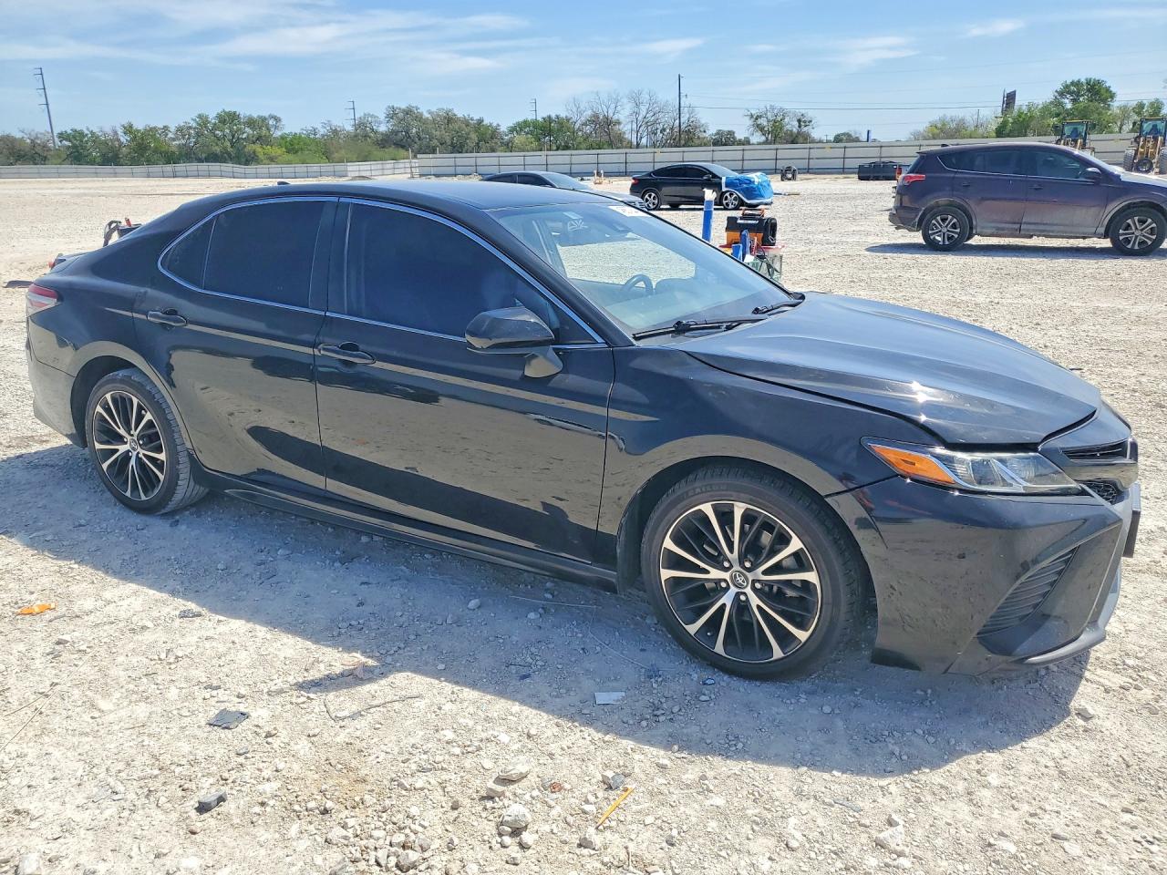 2019 TOYOTA CAMRY SE photo 4
