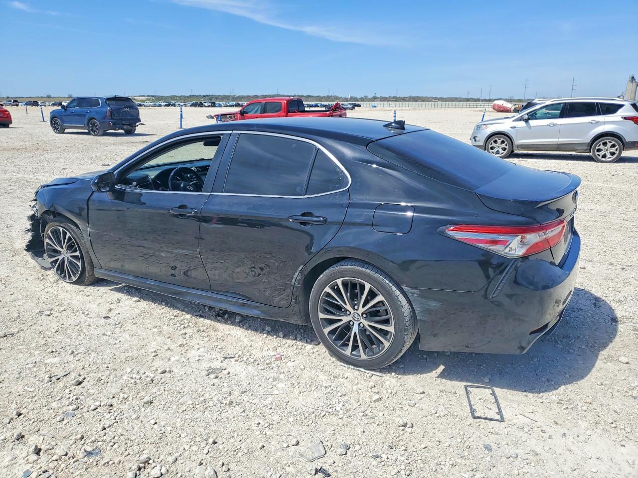 2019 TOYOTA CAMRY SE photo 2
