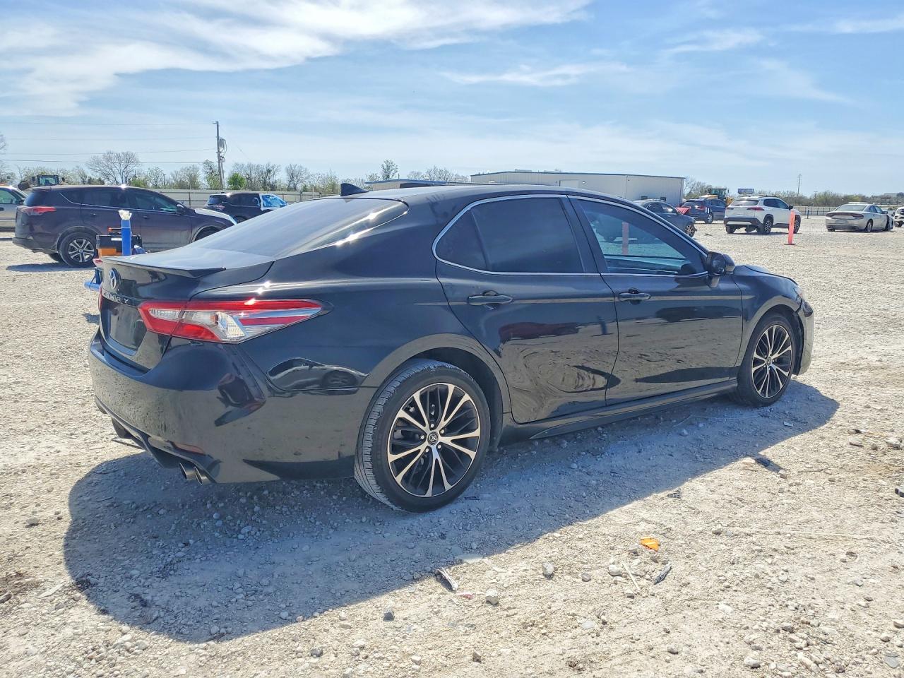 2019 TOYOTA CAMRY SE photo 3