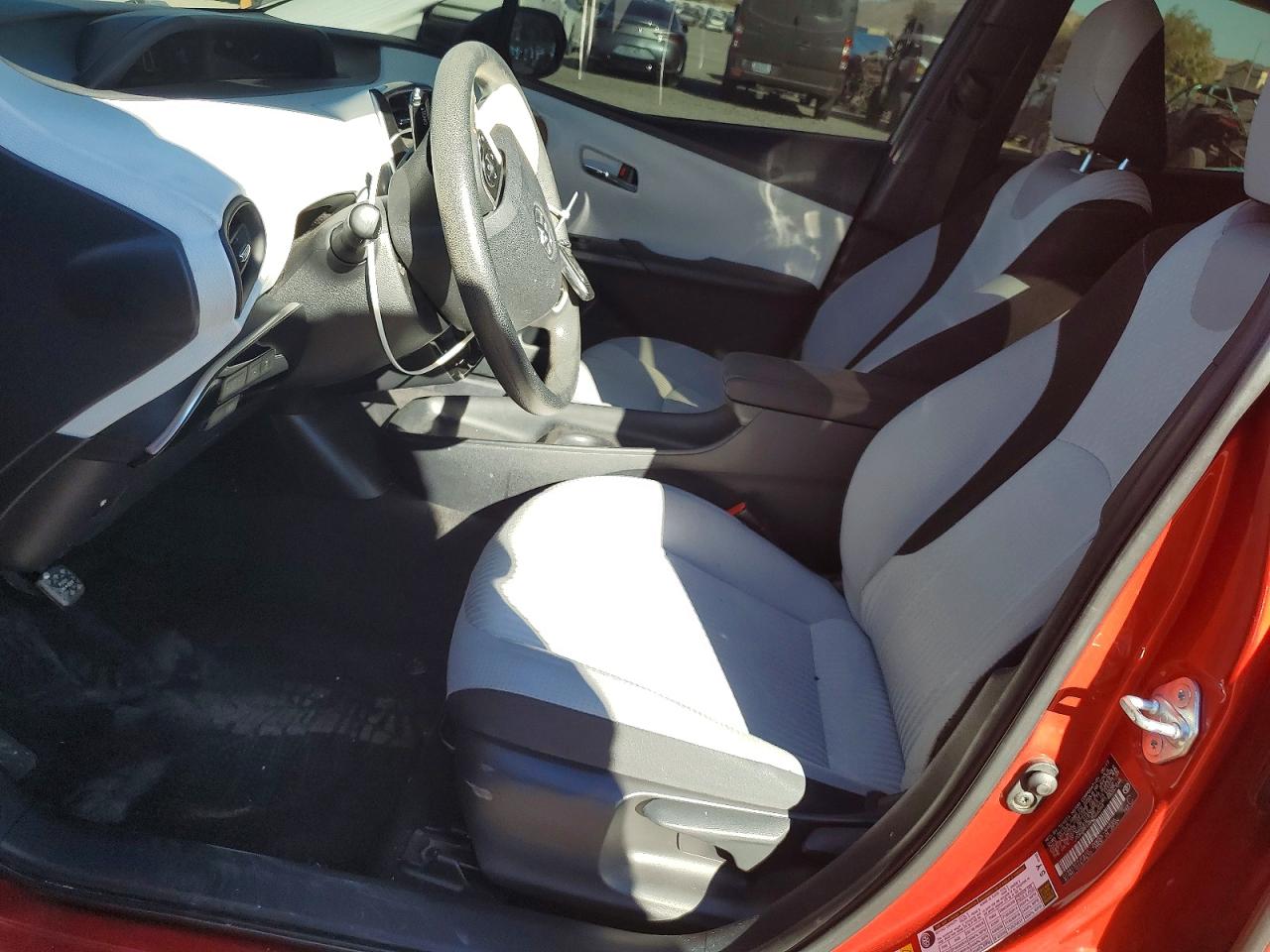 2017 TOYOTA PRIUS TWO photo 7