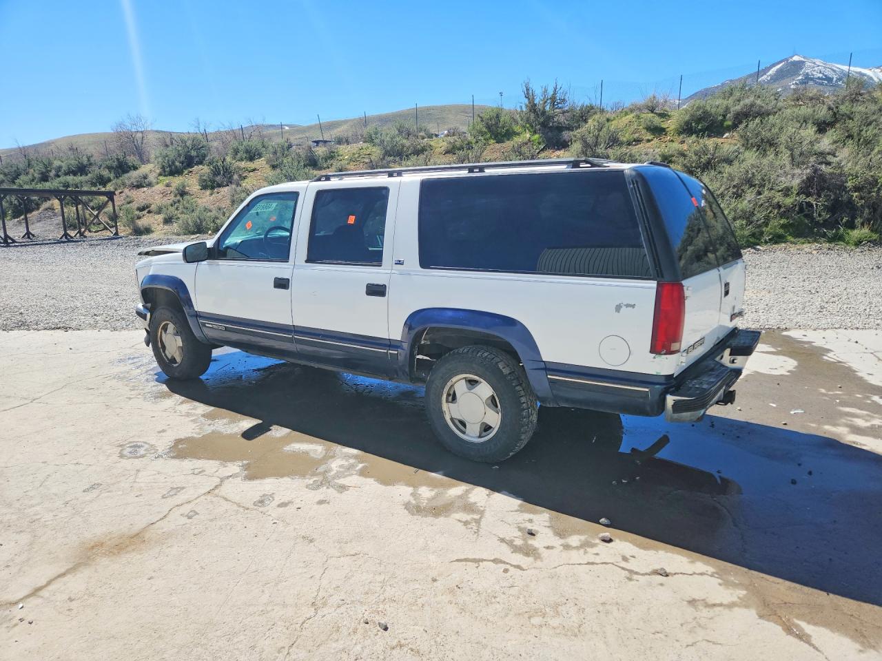 1997 GMC SUBURBAN K1500 photo 2