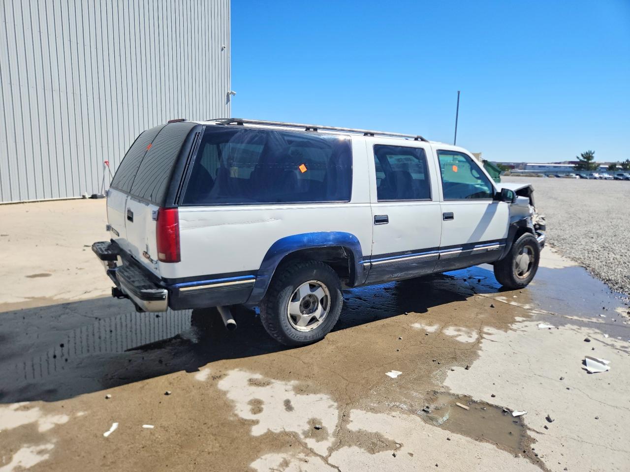 1997 GMC SUBURBAN K1500 photo 3