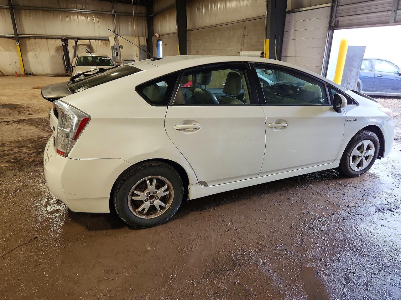 2010 TOYOTA PRIUS III photo 3