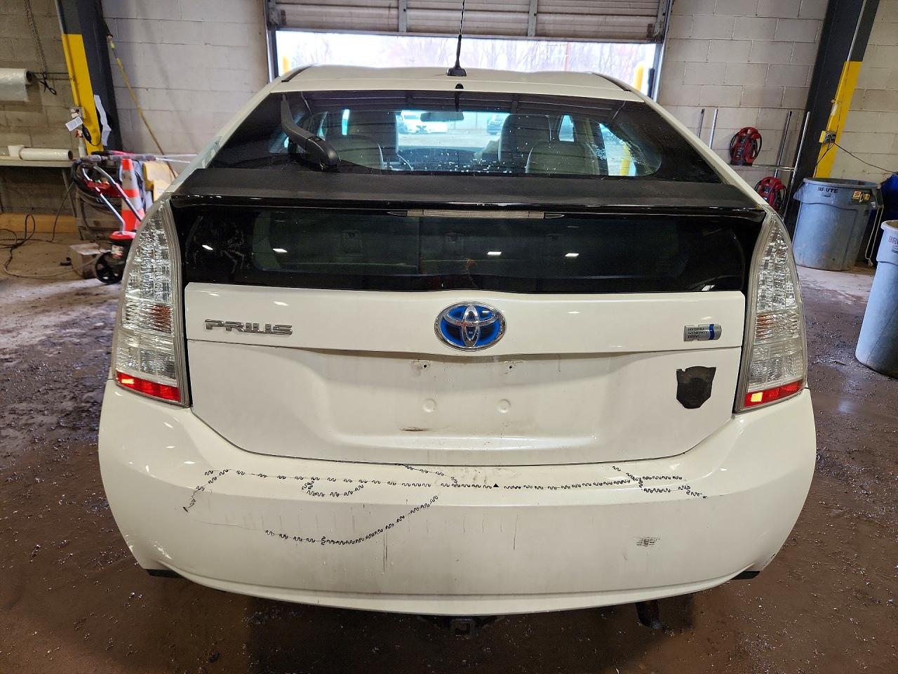 2010 TOYOTA PRIUS III photo 6